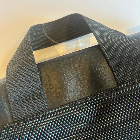 PENGUIN Hanging Toiletry Travel Bag Black Leather w/ Travel Bottle Full Zip NWOT - Picture 5 of 12